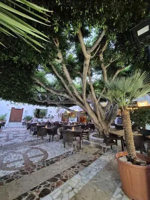 Un restaurante o sitio para comer en La Atalaya, Terraza con vistas al mediterráneo