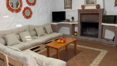 Una televisión o centro de entretenimiento en Bike Cueva Gorafe