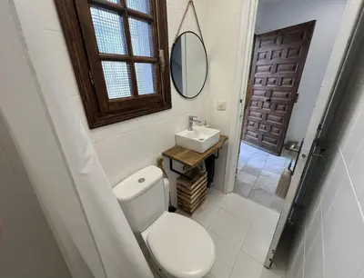 Un baño de Moderno dúplex Coastal Style