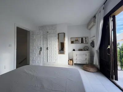 Cama o camas de una habitación en Moderno dúplex Coastal Style