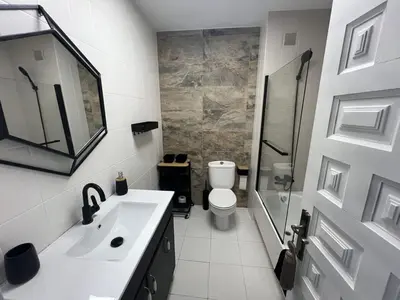 Un baño de Moderno dúplex Coastal Style