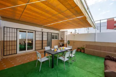 Un balcón o terraza de Milan 5 Adosado familiar con jardín
