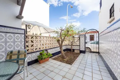 Un balcón o terraza de Milan 5 Adosado familiar con jardín