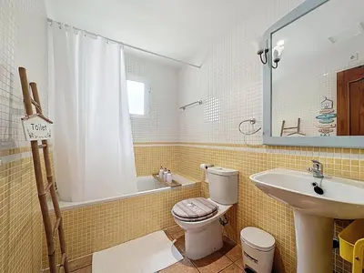 Un baño de VVR Bajo 3 Dormitorios con Jardin y Piscinas