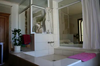 Un baño de La Iglesia