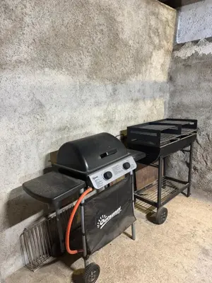 Barbacoa disponible para clientes en la casa o chalet