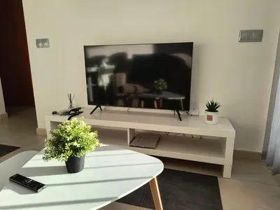 Una televisión o centro de entretenimiento en vera playa atico balcón al mediterráneo