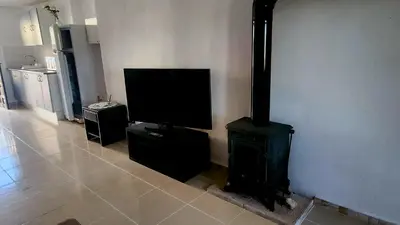 Una televisión o centro de entretenimiento en Casita-1 To 2Guests-Pool-Patio-Bbq-Parking