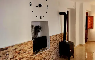 Una televisión o centro de entretenimiento en Casita-1 To 7Guests-Private Pool-Patio-Bbq-Parking