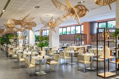 Un restaurante o sitio para comer en The Place Palacio Mojacar & Spa by ALEGRIA Adults Only