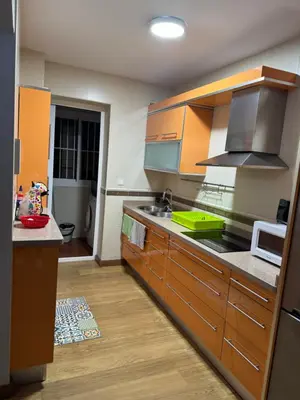 Una cocina o zona de cocina en piso avda sabinal con piscina