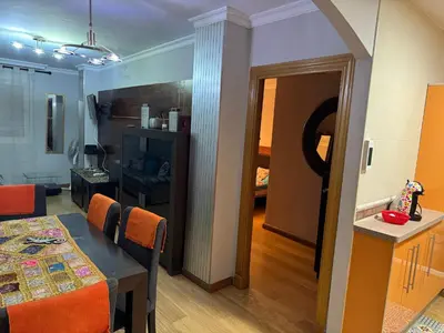 Una cocina o zona de cocina en piso avda sabinal con piscina