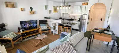 Una televisión o centro de entretenimiento en Sea Breeze Apartment, Vera Beach