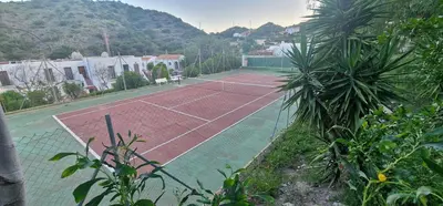 Instalaciones para jugar a tenis o squash en Paratà Paradise o alrededores
