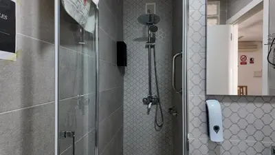 Un baño de Apartalux Luna de las Negras