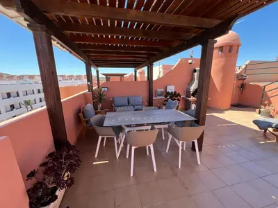 Un balcón o terraza de apartamento piscina privada