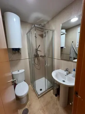 Un baño de apartamento piscina privada