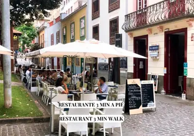 Un restaurante o sitio para comer en Apartalux Sublime Plus