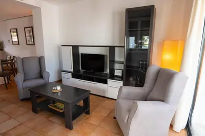 Una televisión o centro de entretenimiento en Villa de 4 dormitorios en el Resort Playa Macenas