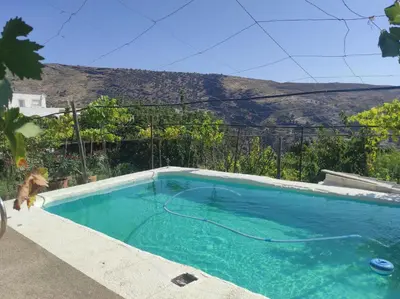 Piscina en o cerca de Casa rural para 4 personas, 2 dormitorios y terraza sombreada - El Cortijo Escondido, La Uva