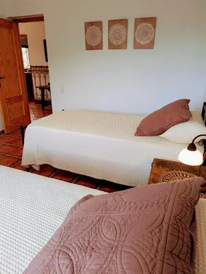 Cama o camas de una habitación en Casa rural para 4 personas, 2 dormitorios y terraza sombreada - El Cortijo Escondido, La Uva