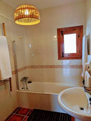 Un baño de Casa rural para 4 personas, 2 dormitorios y terraza sombreada - El Cortijo Escondido, La Uva