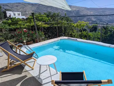 Piscina en o cerca de Casa rural para 4 personas, 2 dormitorios y terraza sombreada - El Cortijo Escondido, La Uva