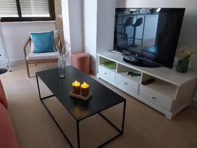 Una televisión o centro de entretenimiento en Apartamento La Bahia