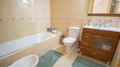Un baño de Lira 1013