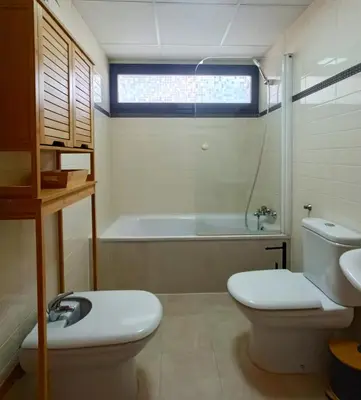 Un baño de Alkan Suites con terraza en 1º linea de playa y piscina