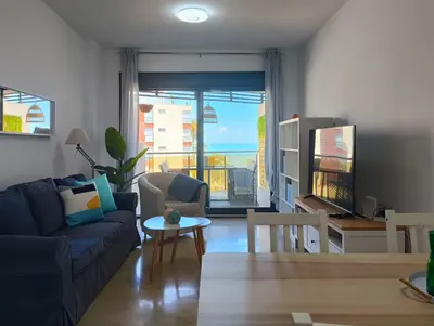 Una televisión o centro de entretenimiento en Alkan Suites con terraza en 1º linea de playa y piscina