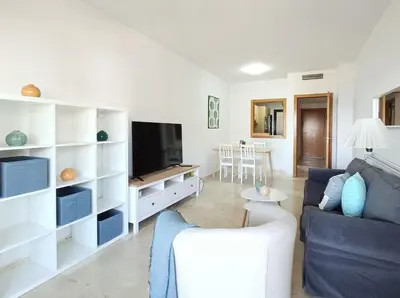 Una televisión o centro de entretenimiento en Alkan Suites con terraza en 1º linea de playa y piscina