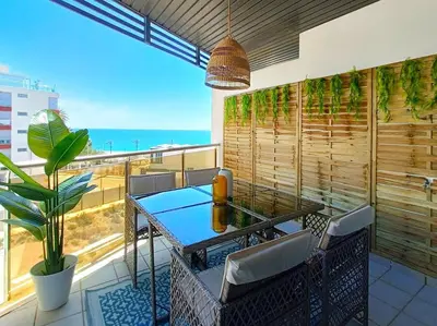 Un balcón o terraza de Alkan Suites con terraza en 1º linea de playa y piscina