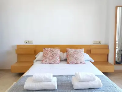 Cama o camas de una habitación en Alkan Suites con terraza en 1º linea de playa y piscina