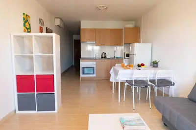 Una cocina o zona de cocina en CT 386 AL - Faro's Roquetas Beach Apartment