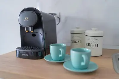 Utensilios para hacer té y café en Apartamento Mar de Aqaba