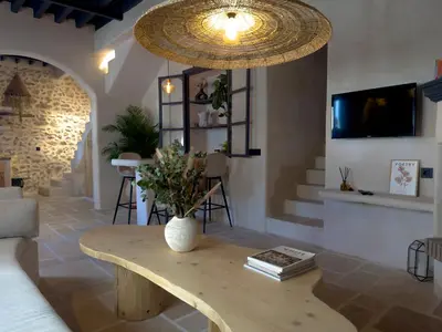 Una televisión o centro de entretenimiento en La Boheme