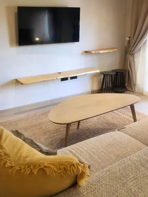 Una televisión o centro de entretenimiento en Apartamento TorreMar Natura Urbanización Naturista, Piscina Climatizada, Bajo con Jardín, Parking
