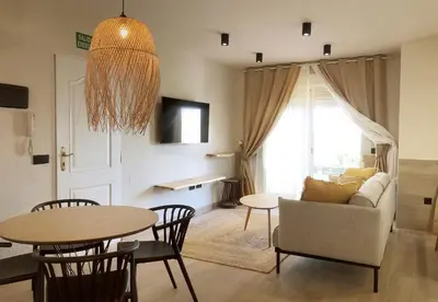 Una televisión o centro de entretenimiento en Apartamento TorreMar Natura Urbanización Naturista, Piscina Climatizada, Bajo con Jardín, Parking