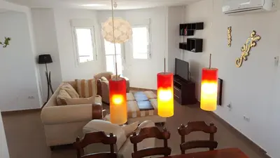 Una televisión o centro de entretenimiento en VILLA con piscina privada, a 35 km de las playas, vistas a la montaña, WIFI
