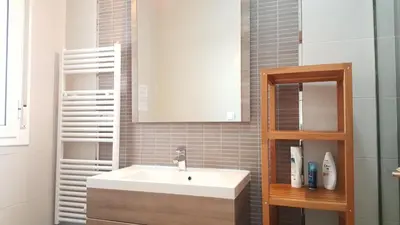 Un baño de VILLA con piscina privada, a 35 km de las playas, vistas a la montaña, WIFI
