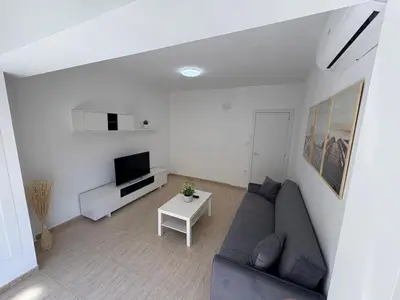 Una televisión o centro de entretenimiento en apartamento san urbano