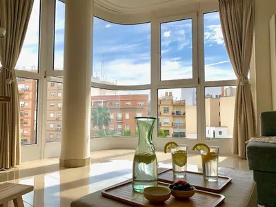 Bebidas en Apartamento Completo con Preciosas Vistas a la Rambla
