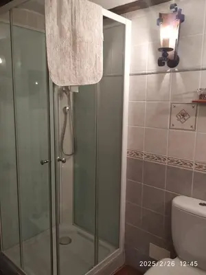 Un baño de Casa Cueva, Cuevas del Emir