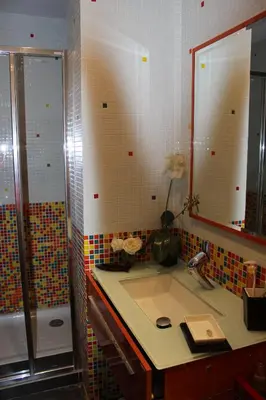 Un baño de ATICO con 30m2 de terraza y vistas al mar