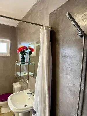 Un baño de Cortijo Maya, maison troglodyte pour 10 personnes