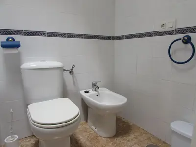 Un baño de VERA PLAYA CON PISCINA, TERRAZA y SOLARIUM