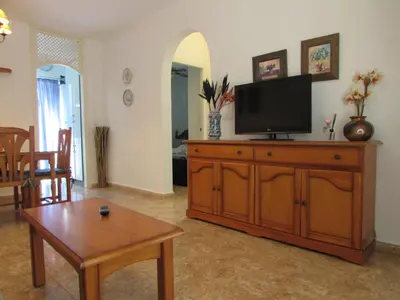 Una televisión o centro de entretenimiento en VERA PLAYA CON PISCINA, TERRAZA y SOLARIUM