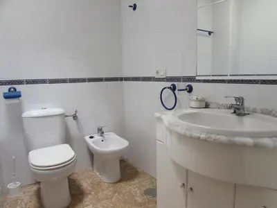 Un baño de VERA PLAYA CON PISCINA, TERRAZA y SOLARIUM