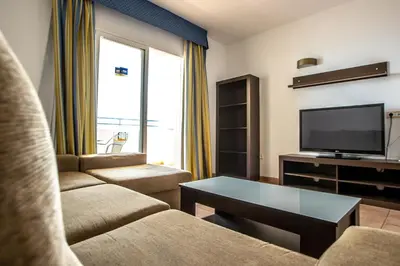 Una televisión o centro de entretenimiento en Hotel Apartamentos Mojácar Beach